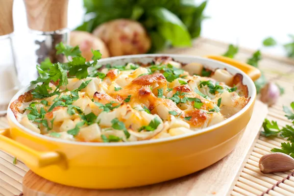 lezzetli pasta pişirme için sarı formunda