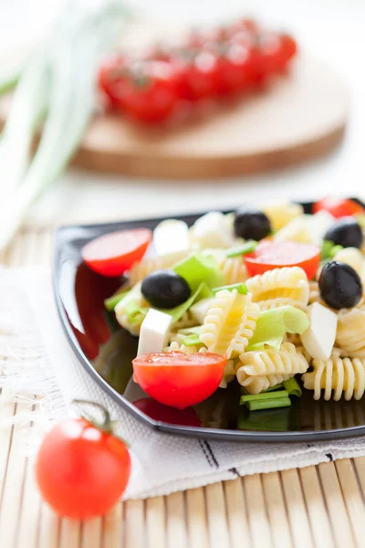 Nudeln mit Käse und Kirschtomaten — Stockfoto