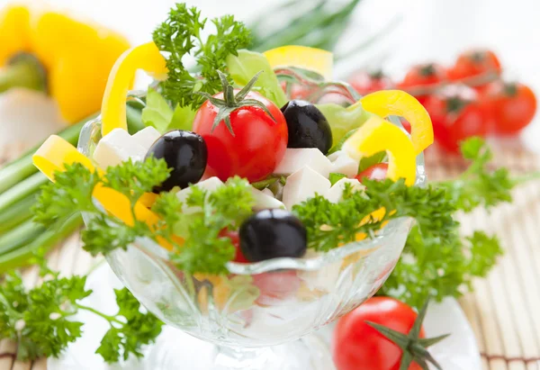 Salade grecque dans un bol transparent — Photo