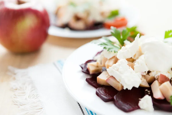 Salada de legumes com maçãs e nata azeda — Fotografia de Stock