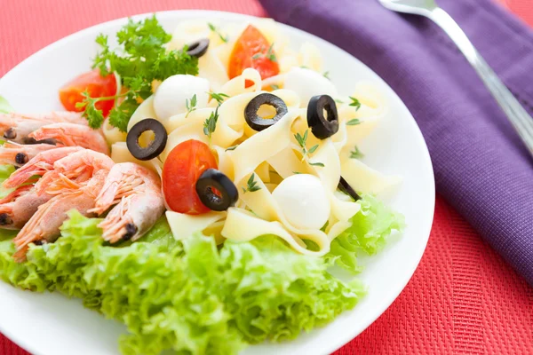 Pasta met garnalen en mozzarella — Stockfoto