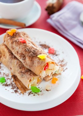 sebze ve rendelenmiş çikolata ile Pancakes