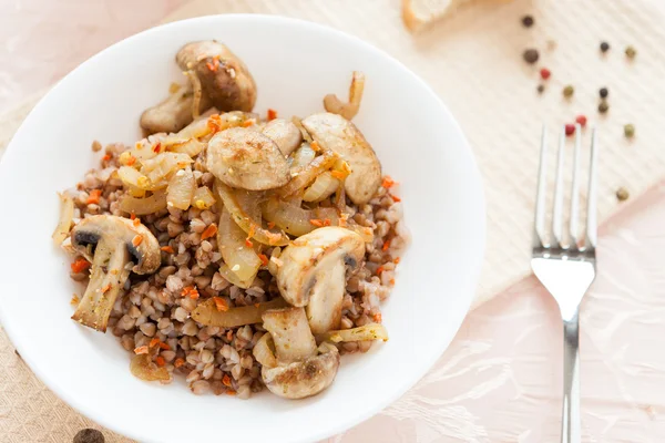 Buchweizenbrei mit gebratenen Pilzen — Stockfoto