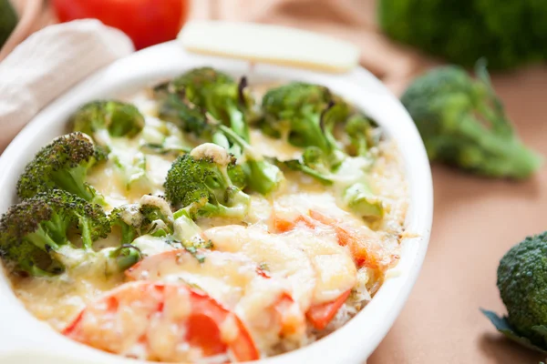 Gratin with cheese and broccoli, tomatoes — Stock Photo, Image