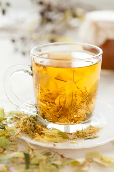 Csésze arany linden tea — Stock Fotó