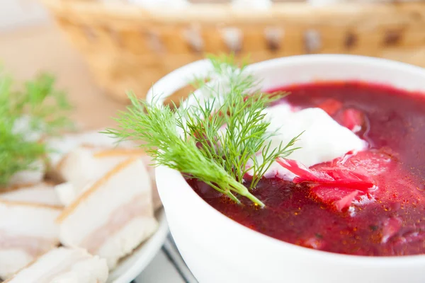 Borscht rosso con panna acida e aneto in una zuppiera bianca — Foto Stock