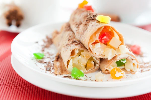 Deliciosas panquecas com queijo mole e frutas — Fotografia de Stock