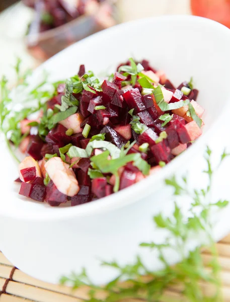 Salada de inverno de beterrabas e maçãs — Fotografia de Stock