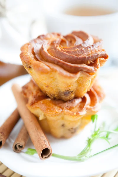 Muffins with cinnamon and a cup of green tea — Stock Photo, Image