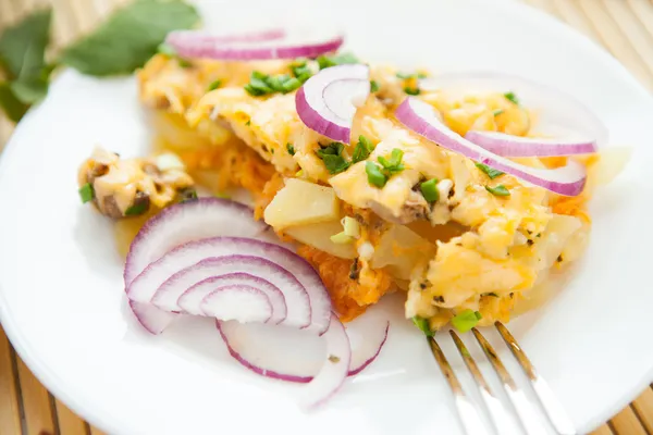 Cacerola de verduras con queso en un plato —  Fotos de Stock