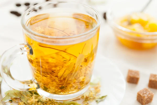 Hot tea from lime blossom honey — Stock Photo, Image