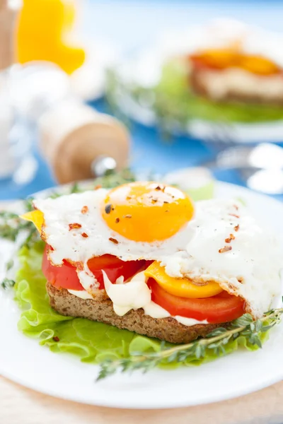 Eieren pepers en tomaten op een witte plaat — Stockfoto