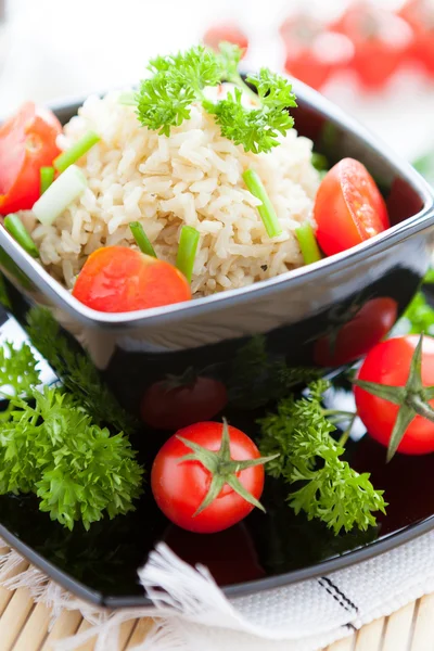 Unpolished rice cooked with fresh tomatoes, healthy eating — Stock Photo, Image