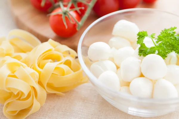 Pasta cruda y mozzarella en un tazón —  Fotos de Stock