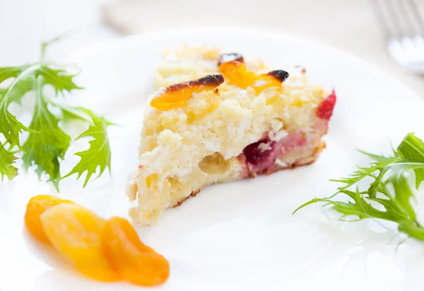 Pieza de cazuela de queso en plato blanco — Foto de Stock