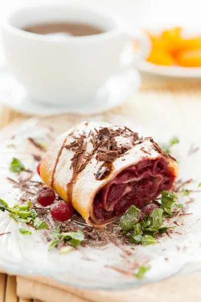 Cherry strudel met chocolade en een kopje thee — Stockfoto