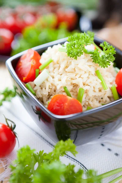 Gekookte bruine rijst en cherry tomaten — Stockfoto