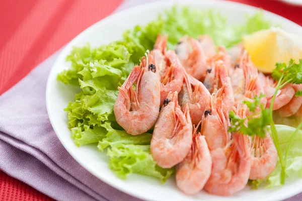 Delicious shrimp with a slice of lemon — Stock Photo, Image