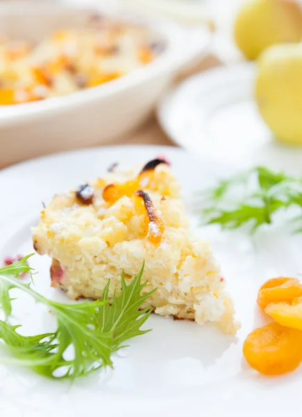 Pedazo de pudín de requesón con fruta —  Fotos de Stock