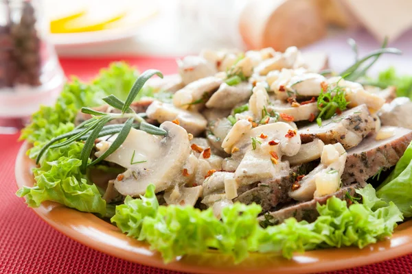 Meat with mushrooms and cream sauce — Stock Photo, Image