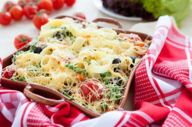 kiraz domates ve peynirli makarna