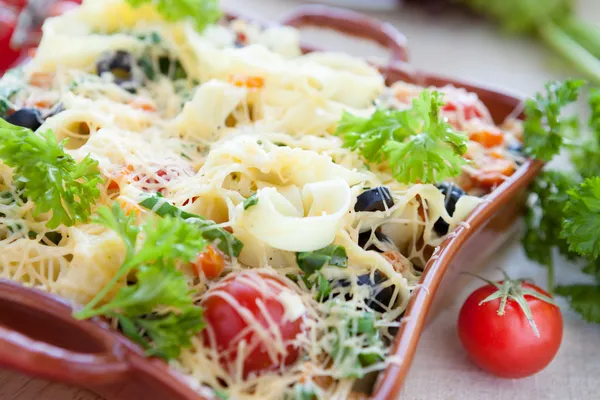 Aromatische pasta met cherry tomaten en parmezaanschilfers — Stockfoto