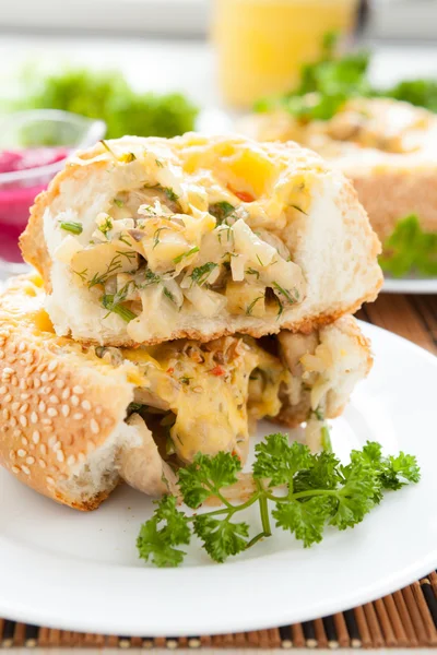 Broodje in de oven gebakken met Parmezaanse kaas en groenten — Stockfoto