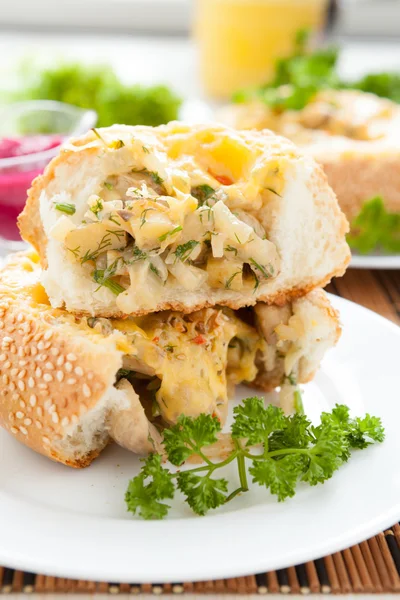 Brötchen im Ofen gebacken mit Parmesan und Gemüse — Stockfoto