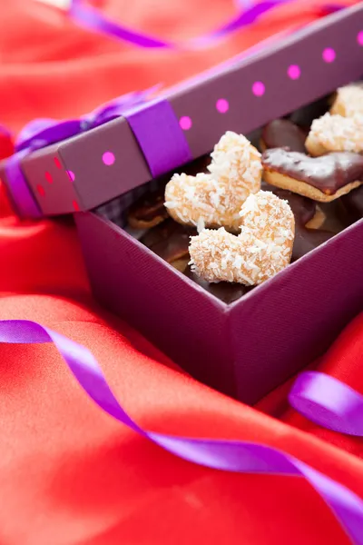 Galletas de San Valentín en hermosa caja — Foto de Stock