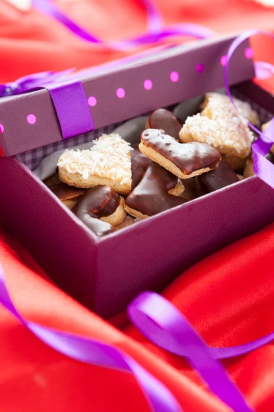 Сердцевидное шоколадное печенье в маленькой коробке — стоковое фото