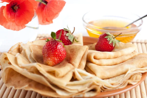 Pfannkuchen mit Beeren gefalteten Umschlägen — Stockfoto