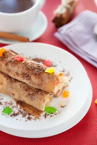 Tortitas con relleno de piña y chocolate rallado —  Fotos de Stock