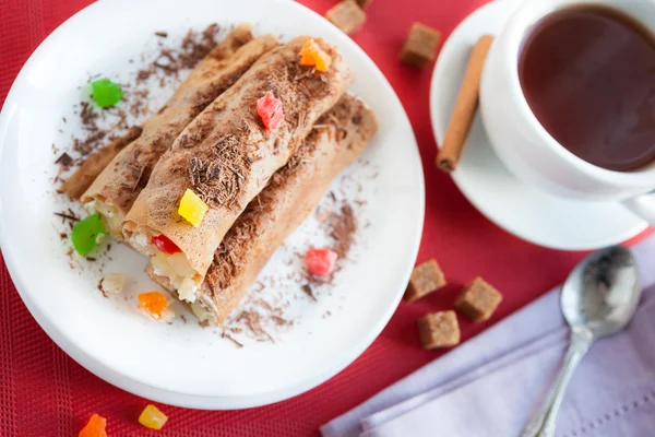 パイナップル ロールと紅茶のカップのパンケーキ — ストック写真