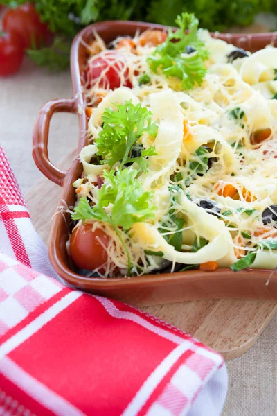 Свіжоприготовані макарони з овочами — стокове фото