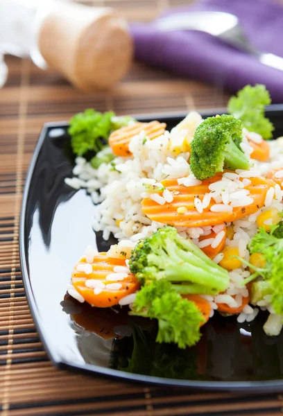 Boiled rice with carrots and broccoli — Stock Photo, Image