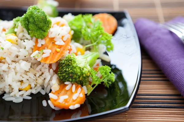 Risotto met gestoomde groenten, gezond eten — Stockfoto