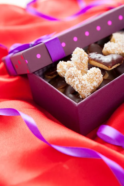 Biscotti nella forma di regalo di cuori durante il Giorno di San Valentino — Foto Stock