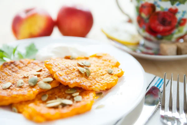 Pumpkin pannkakor på en tallrik och en kopp te — Stockfoto