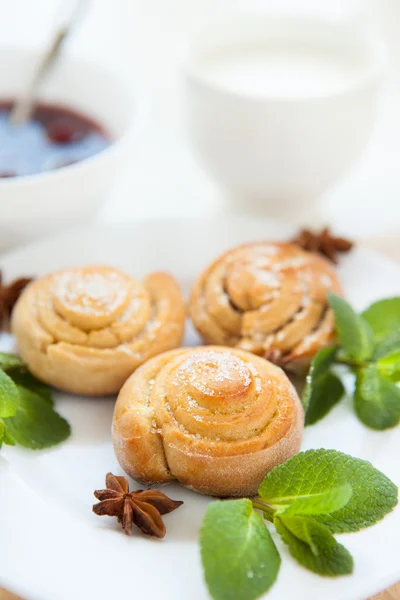 Homemade sugar buns with a cup of milk — Stock Photo, Image