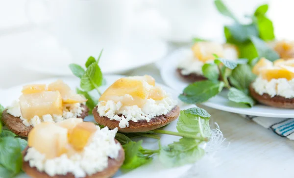 Dessert maison avec fromage à pâte molle et confiture de poires — Photo