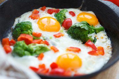 bir tavada sebze taze kızarmış yumurta