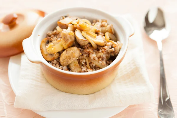 Sarrasin aux champignons et oignons dans une casserole — Photo