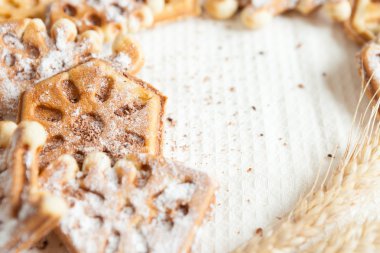 Beyaz kumaş üzerine ev yapımı kurabiye