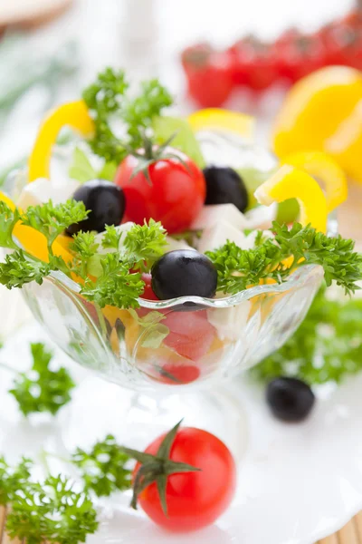 Hermosa ensalada griega con aceitunas —  Fotos de Stock