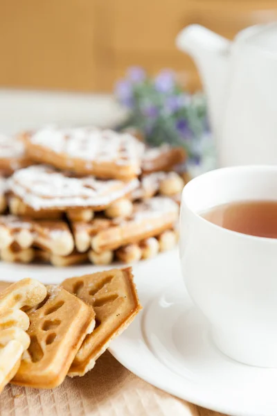 Beber té doméstico, deliciosos gofres — Foto de Stock