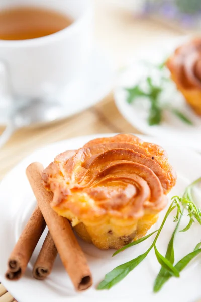 Kuchen mit Zimt, duftendes und köstliches Dessert — Stockfoto