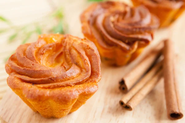 Tres pastelitos de queso sobre una superficie de madera — Foto de Stock