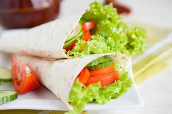 Thin pita bread with lettuce and tomato — Stock Photo, Image
