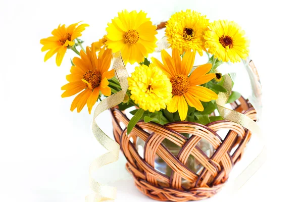 Cesta de mimbre con bonitas flores amarillas —  Fotos de Stock