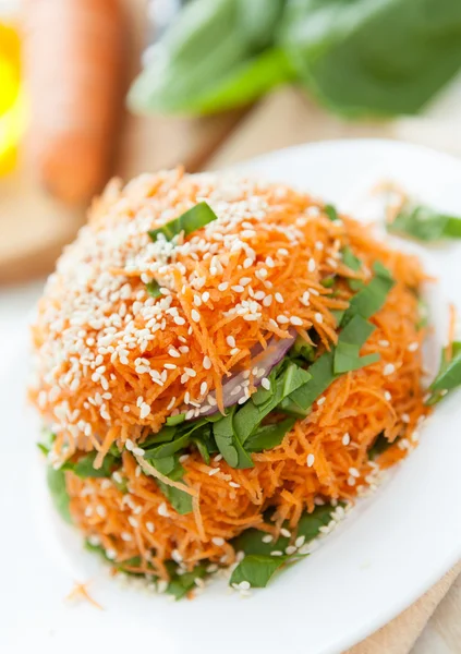 Салат из свежей моркови и шпината — стоковое фото